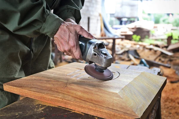 Lavoratore intaglio legno — Foto Stock