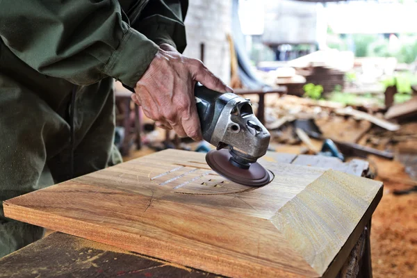 Lavoratore intaglio legno — Foto Stock