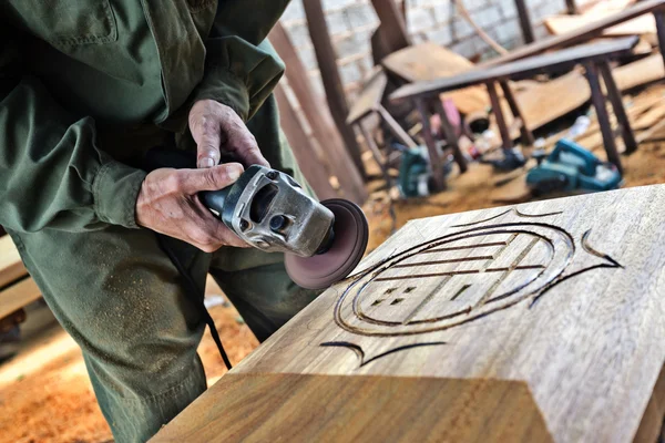 Lavoratore intaglio legno — Foto Stock