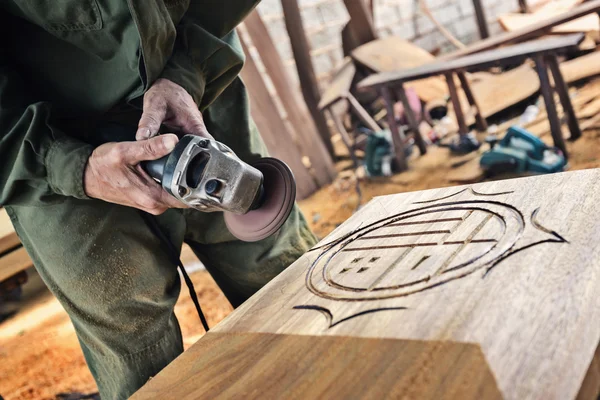 Talla de madera de trabajador — Foto de Stock