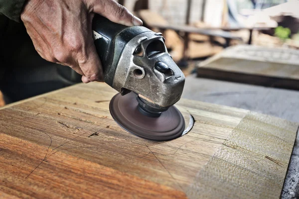 Lavoratore intaglio legno — Foto Stock
