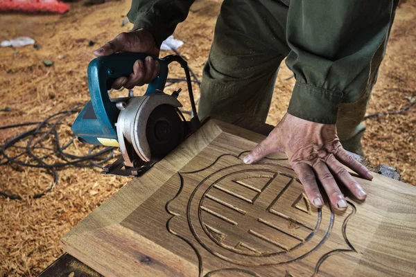 Hombre cortando madera — Foto de Stock