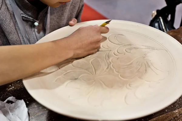 Handicraftsman 白い皿を刻む — ストック写真