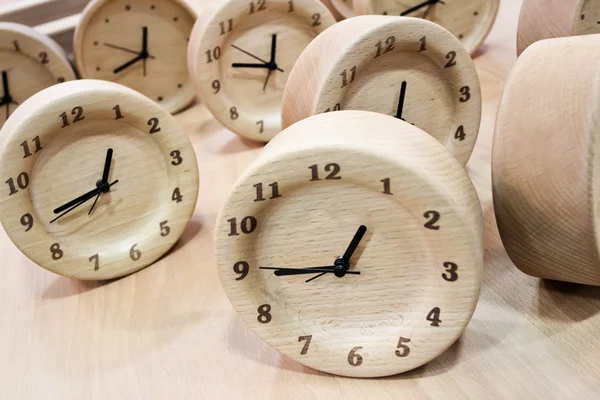 Relojes de madera — Foto de Stock