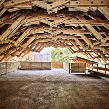 Modern bir binanın içinde.