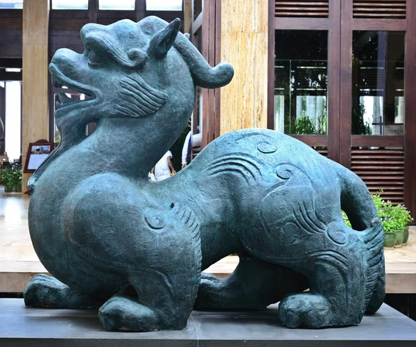 Animal mitológico chinês antigo feito de pedra — Fotografia de Stock