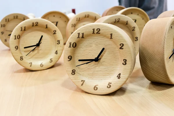 Relojes de madera — Foto de Stock