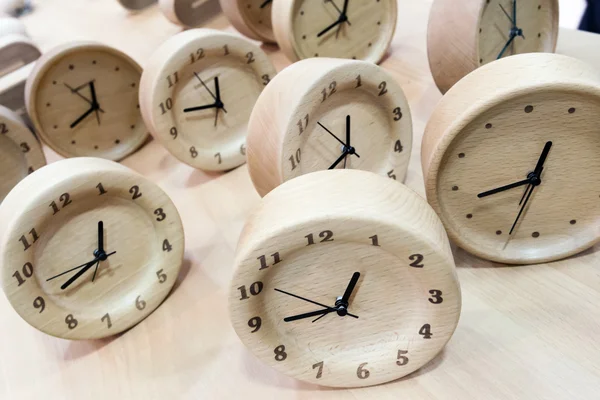 Relojes de madera — Foto de Stock