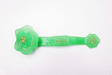Yeşim ruyi beyaz zemin üzerine