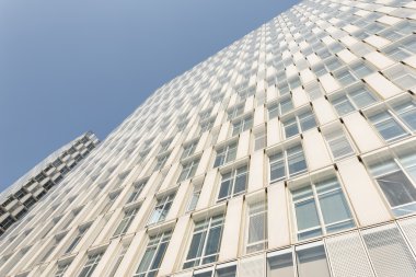 Mavi gökyüzü karşı bina modern iş parçası