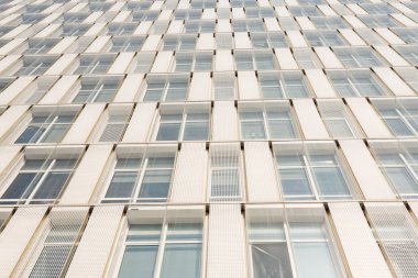 Mavi gökyüzü karşı bina modern iş parçası