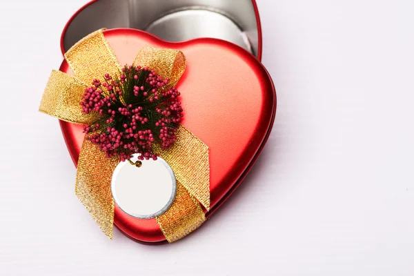 Forma di cuore scatola regalo di San Valentino su sfondo bianco — Foto Stock