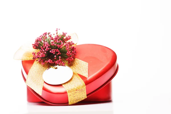 Herzform Valentine Geschenkbox auf weißem Hintergrund — Stockfoto