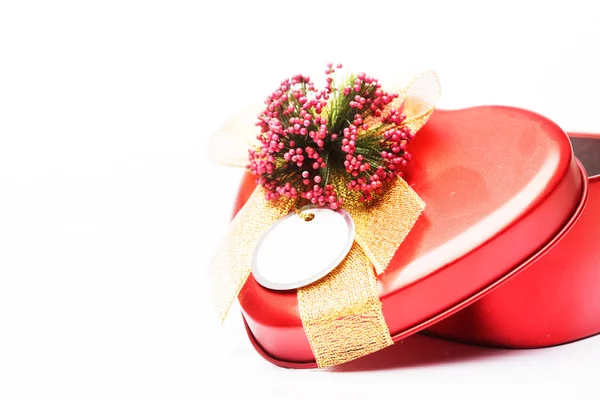 Szív alakú Valentin ajándék doboz fehér háttér — Stock Fotó