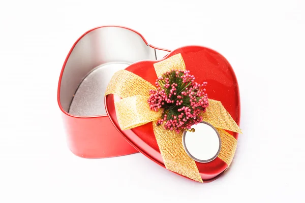 Forma do coração Valentine caixa de presente no fundo branco — Fotografia de Stock