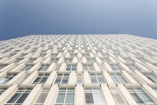Parte do edifício de negócios moderno contra o céu azul — Fotografia de Stock