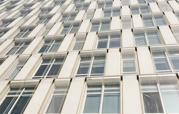 Partie du bâtiment d'affaires moderne contre le ciel bleu — Photo