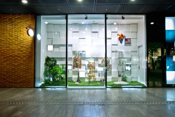 Vitrine dans un magasin moderne — Photo