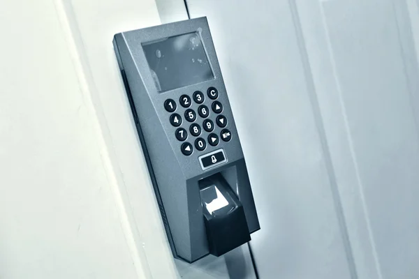 Fingerabdruck und Passwortschloss in einem Bürogebäude — Stockfoto