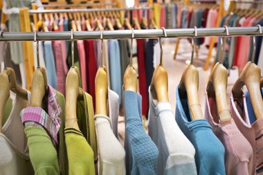 moda giyim raf görüntüleme