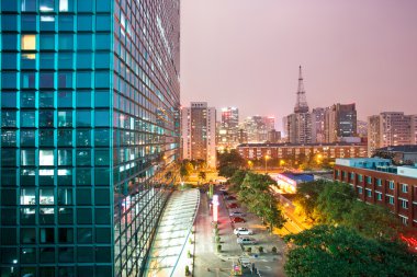 alacakaranlıkta modern şehir manzarası