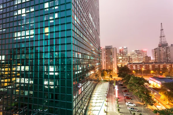 Zona de negocios entre la noche y la noche crepuscular —  Fotos de Stock