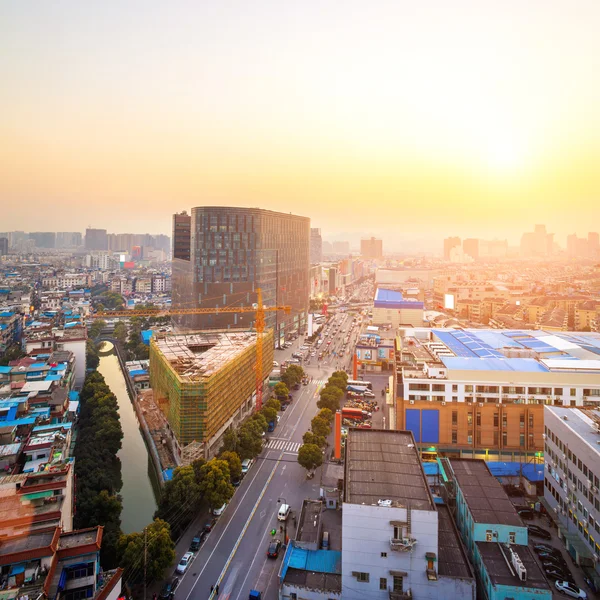 Moderne stad met zonsondergang — Stockfoto