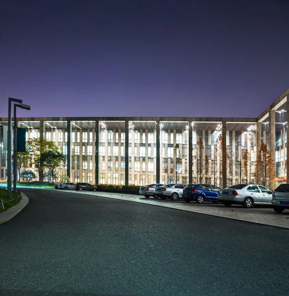 Gece sahne modern ofis binası — Stok fotoğraf