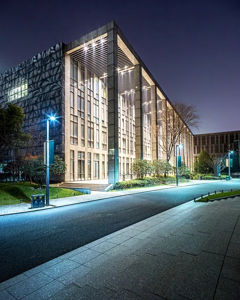 A cena noturna do edifício de escritórios moderno — Fotografia de Stock