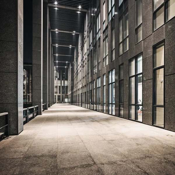 Flur eines modernen Bürogebäudes — Stockfoto