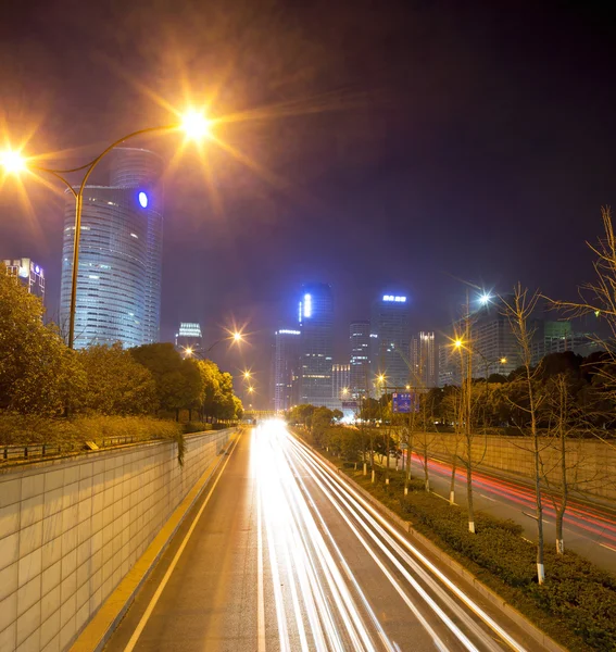 Les sentiers lumineux sur la route — Photo