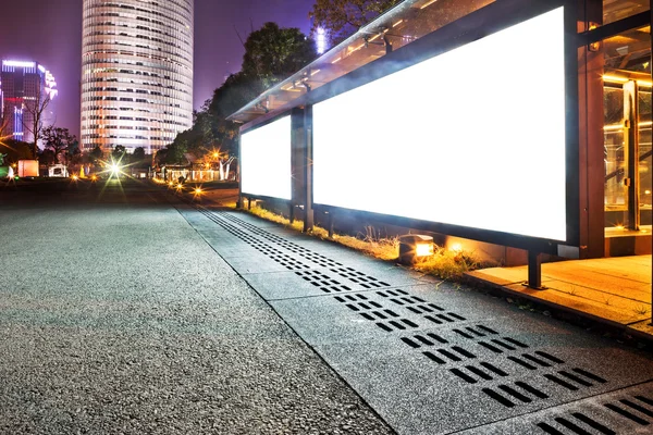 Cartelera en el borde de la carretera por la noche — Foto de Stock