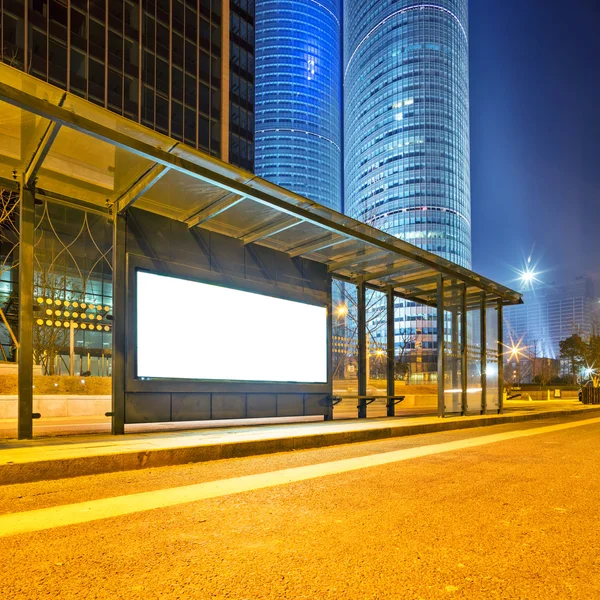 Outdoor em branco na paragem de autocarro à noite — Fotografia de Stock