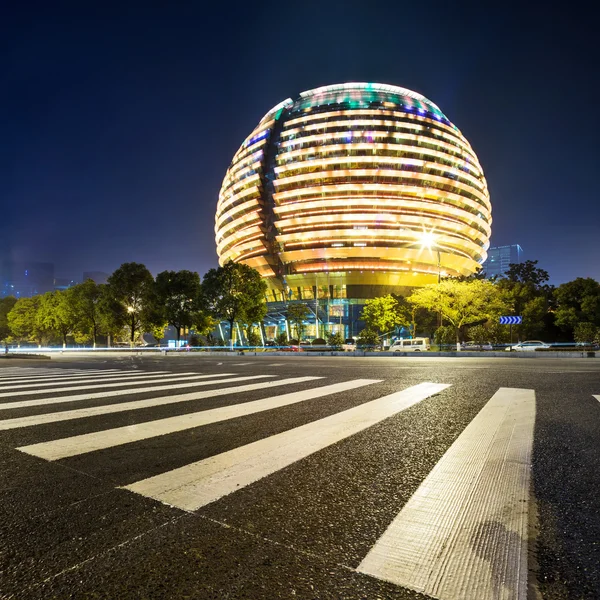 Avenida na cidade moderna à noite — Fotografia de Stock