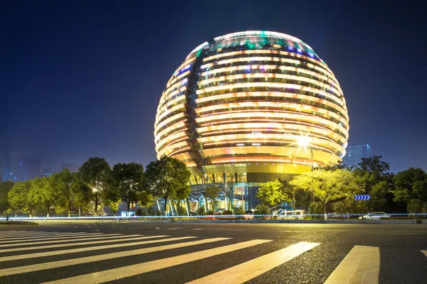 Avenue in moderne stad bij nacht — Stockfoto