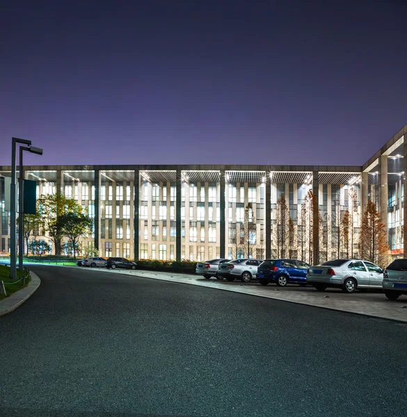 La escena nocturna del moderno edificio de oficinas —  Fotos de Stock