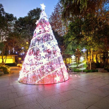 Geceleri Noel ağacı, meydanda