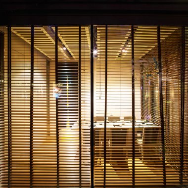 yemek odası görünümü arasında jaluzi