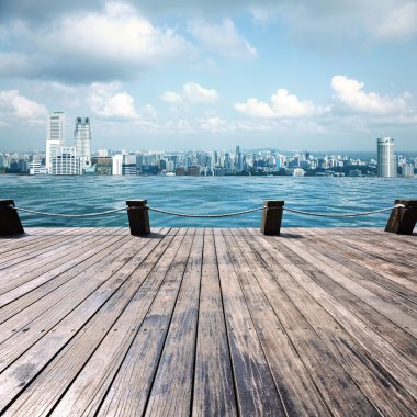 Yüzme Havuzu ve şehir sahne