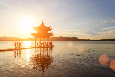 günbatımı kızdırma ile eski köşk-Hangzhou