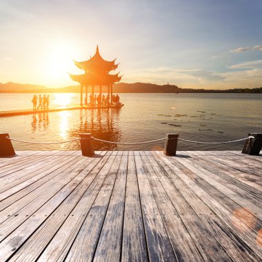günbatımı kızdırma ile eski köşk-Hangzhou