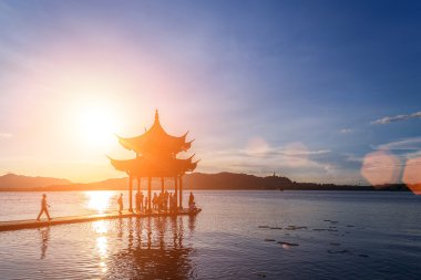 günbatımı kızdırma ile eski köşk-Hangzhou