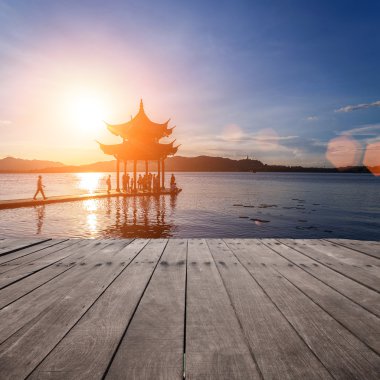 günbatımı kızdırma ile eski köşk-Hangzhou