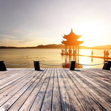 günbatımı kızdırma ile eski köşk-Hangzhou