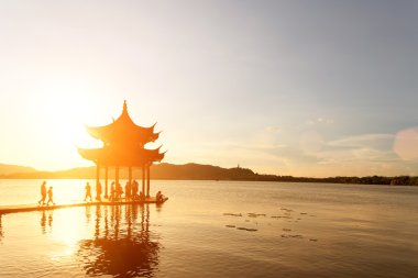 günbatımı kızdırma ile eski köşk-Hangzhou
