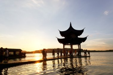 Batı Gölü hangzhou Çin'de akşam üzeri köşk