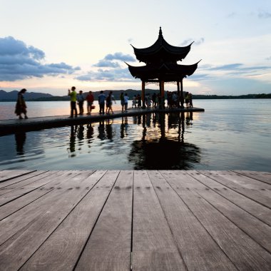 Batı Gölü hangzhou Çin'de akşam üzeri köşk