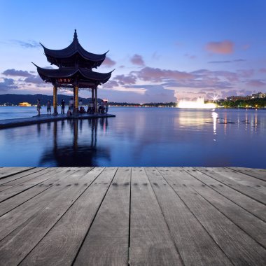 Batı Gölü hangzhou Çin'de akşam üzeri köşk