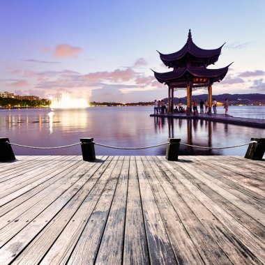 Batı Gölü hangzhou Çin'de akşam üzeri köşk