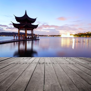 Batı Gölü hangzhou Çin'de akşam üzeri köşk